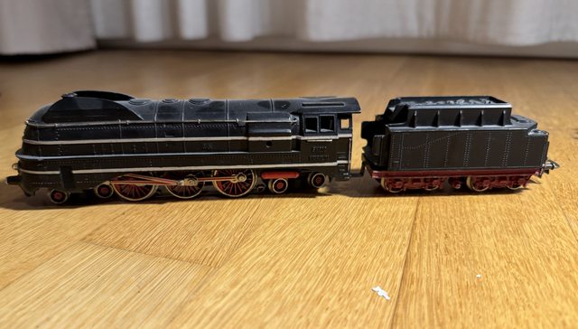 Stromlinien-Dampflokomotive SK800 mit Tender, schwarz