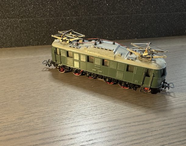 Elektrolokomotive MS800, Bauart E 18, grün
