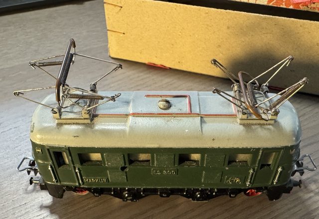 Elektrolokomotive ES800, Achsfolge 1B1, grün