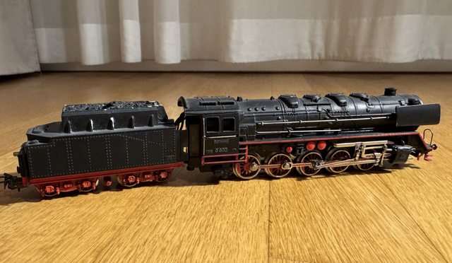 Güterzug-Dampflokomotive G800 mit Tender, Bauart BR 44