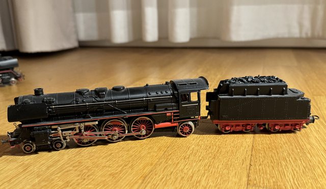 Schnellzug-Dampflokomotive F800 mit Tender, Bauart BR 01