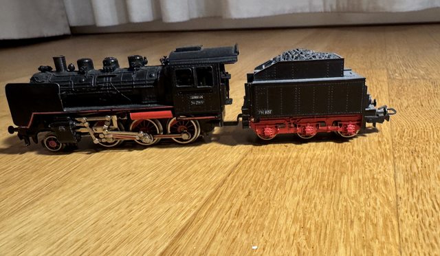 Dampflokomotive BR 24 058 mit RM800-Tender