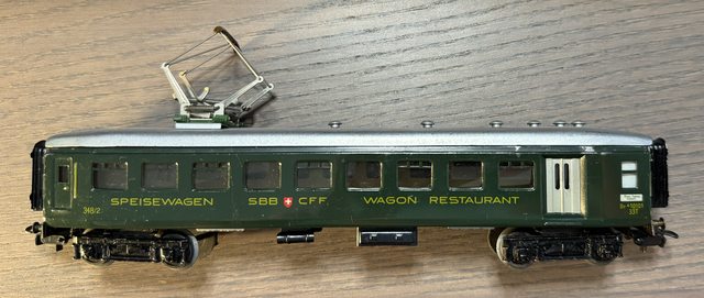 SBB-Leichtstahl-Speisewagen mit Stromabnehmer, grün