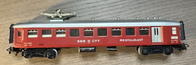 SBB-Speisewagen Dr4 10127 mit Stromabnehmer, rot