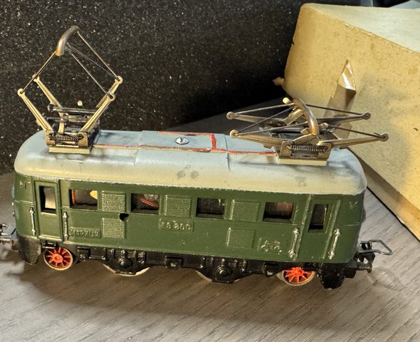 Elektrolokomotive ES800, Achsfolge 1B1, grün