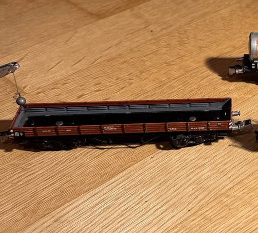 Vierachsiger Niederbordwagen, braun