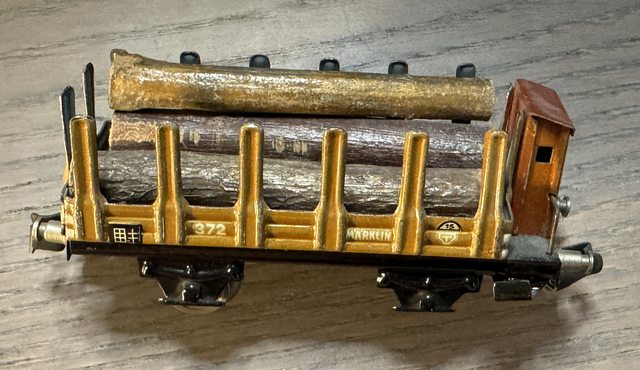 Rungenwagen mit Bremserhaus und Holzladung