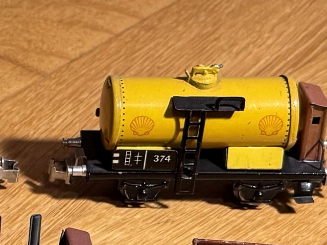 Shell-Kesselwagen mit Bremserhaus, gelb