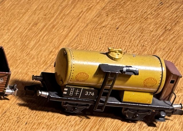 Shell-Kesselwagen mit Bremserhaus, goldgelb