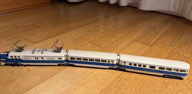 Dreiteiliger Zug, blau/weiß, Bauart ungeklärt