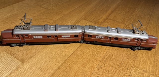 Zweiteilige elektrische Doppellokomotive DL800, braun