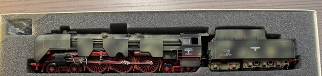 Stromlinien-Dampflokomotive DRB 05 003 in Tarnlackierung
