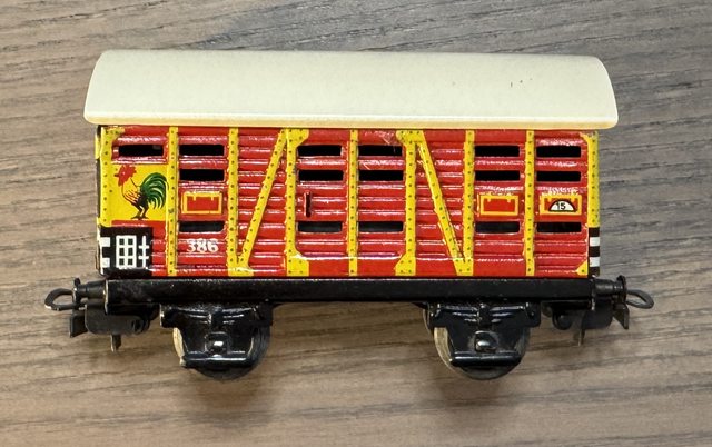 Kleintierwagen mit Hahn-Motiv, rot/gelb