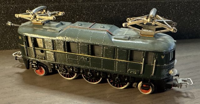 Historische Elektrolokomotive HS800, grün, Achsfolge 1C1
