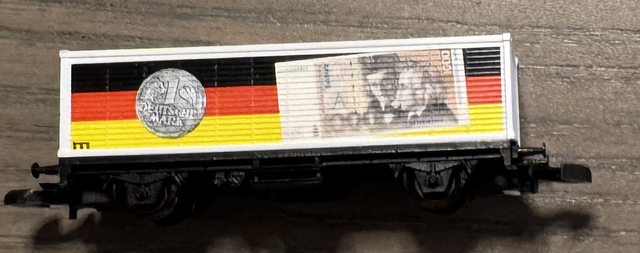 Werbewagen, Deutschlandfarben und Deutsche-Mark-Motiv