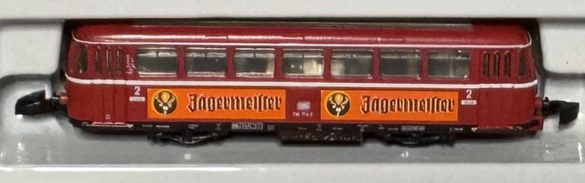 DB-Schienenbus mit Jägermeister-Werbung