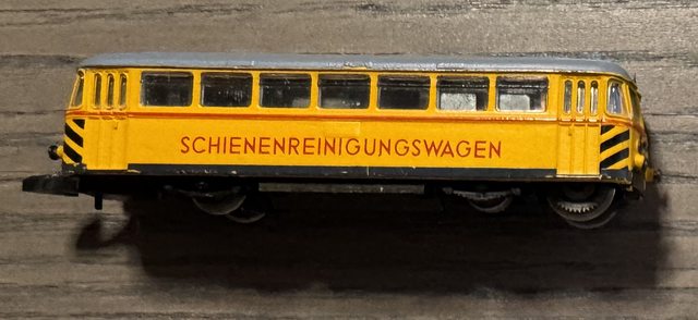 Schienenreinigungs-Triebwagen, gelb