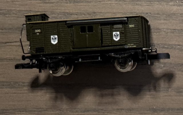 Preußischer Gepäckwagen Nr. 3010 mit Wappen, grün, zweiachsig